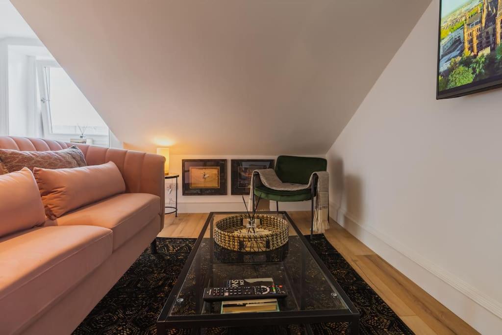 The West End Loft - 5* Retreat - Private Parking! Apartamento